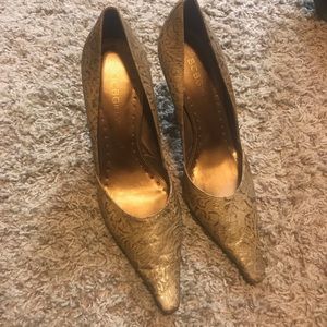 Gold pumps